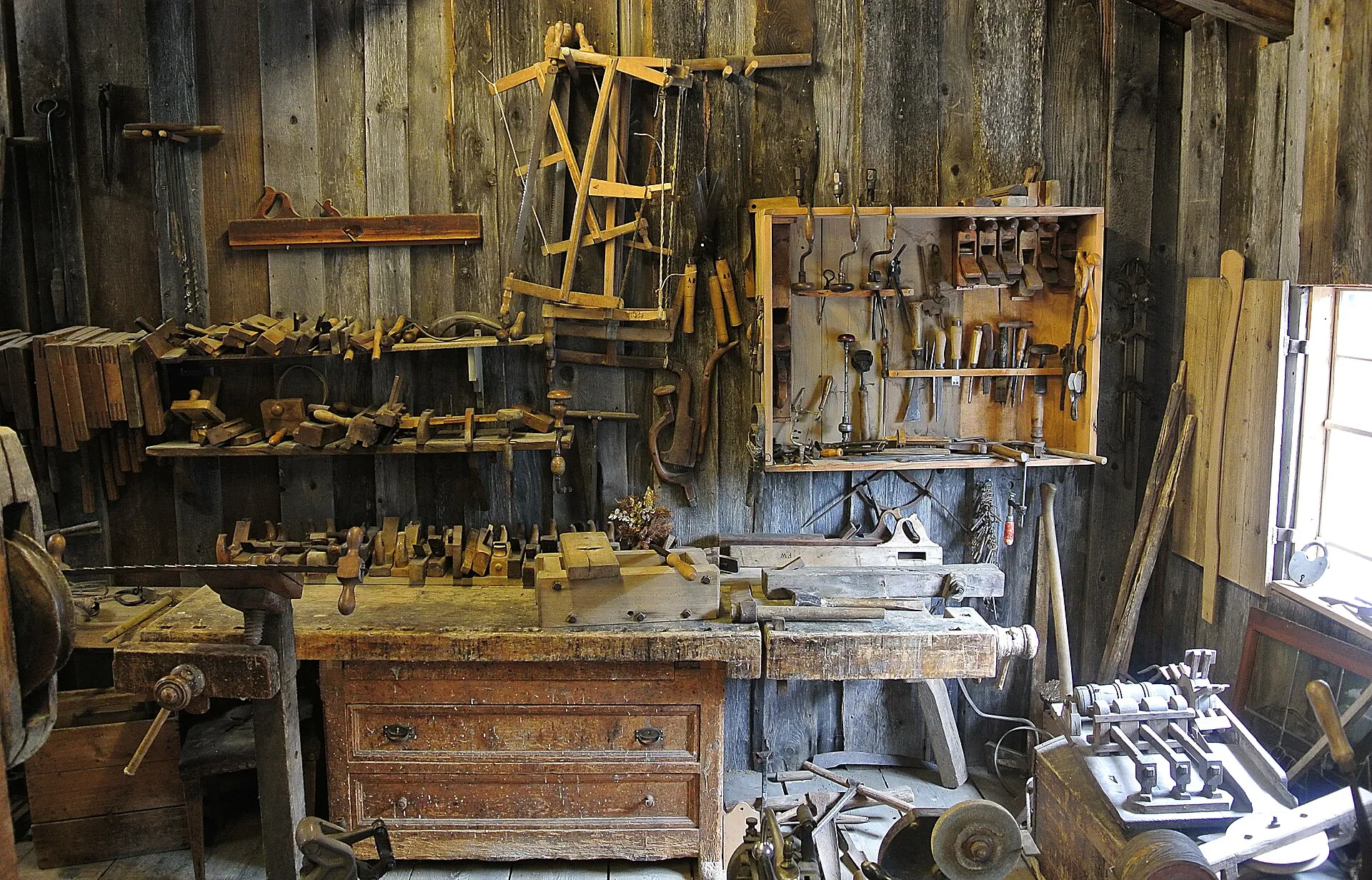 Établi et outils à main accrochés au mur de l'atelier